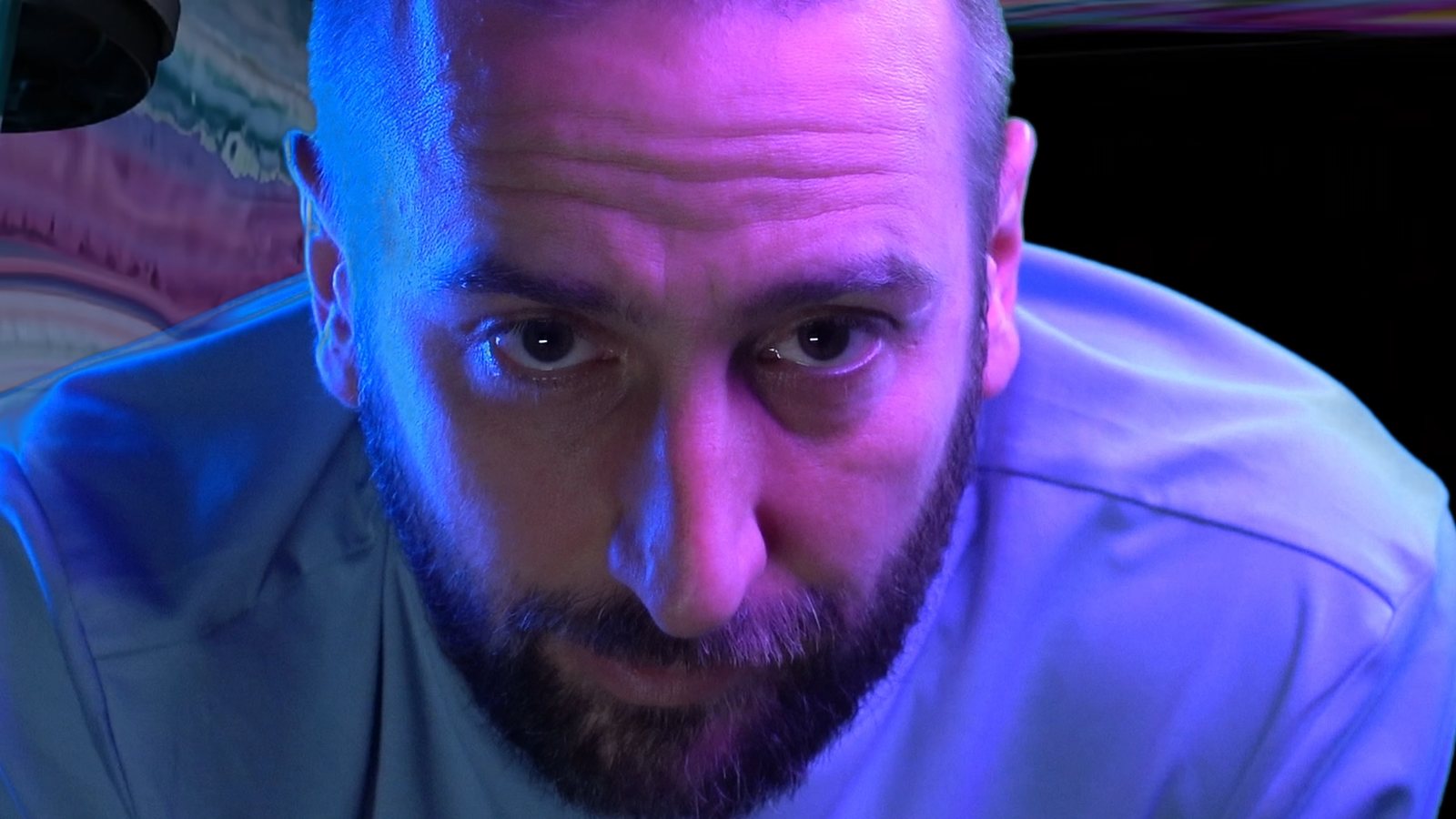 Walter Schmuck in blau-violettem Licht, Moodtrailer zu Für eine Handvoll Bitcoins