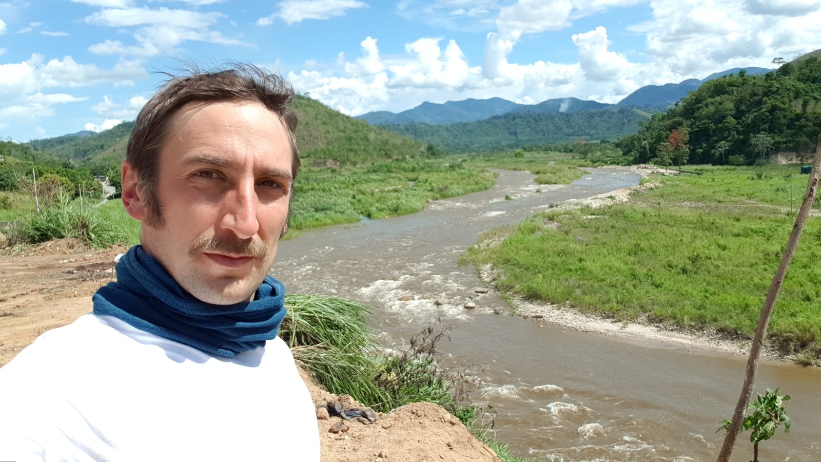 Walter Schmuck vor einem Fluss in der peruanischen Bergwelt